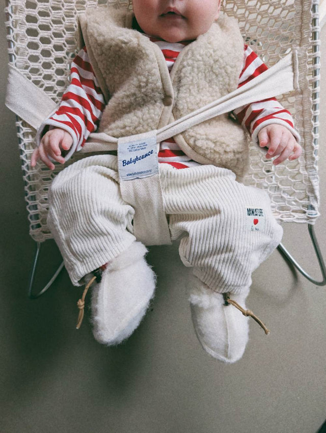 Alwero baby vest Lulu Light Sand Brown gedragen