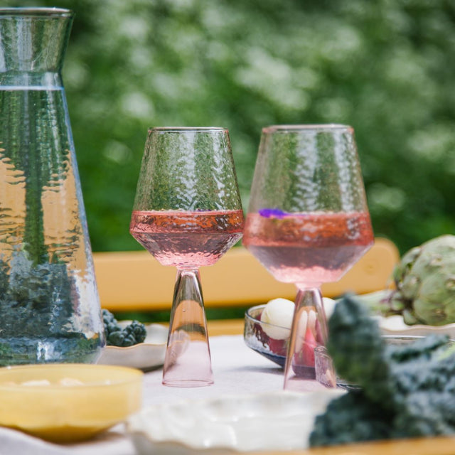 Claude wijnglazen roze op tafel