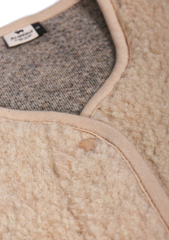 Alwero bodywarmer Tyb Light Sand Brown gedragen