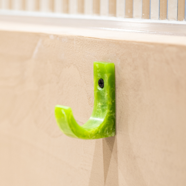 Groene kapstokhaak Pavone aan de muur