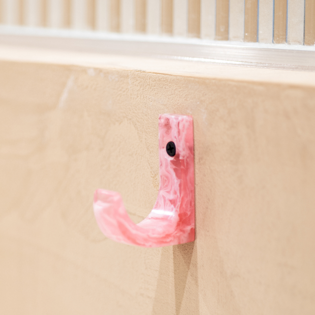 Roze kapstokhaak Pavone aan de muur