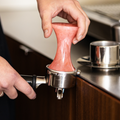 Espresso tamper Pavone zalm in gebruik