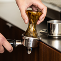 Espresso tamper Pavone tijger in gebruik
