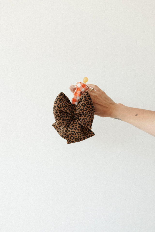 Atelier Pomme | Put a bow on it Leopard Speenkoord - Atelier Pomme - wonder & melon