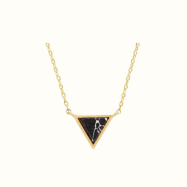 Galaxy goldplated ketting triangle a black howlite - All the luck in the world - wonder & melon