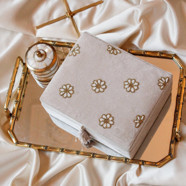 Velvet box allover daisies in beads beige - À la Collection - wonder & melon